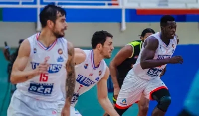 Gianluca Bacci maneja el balón, escoltado por Juan digo Tello y Salem Safar. 