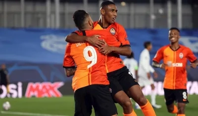 El centrocampista brasileño del Shakhtar Donetsk Tetê (d) celebra junto a su compatriota Dentinho.