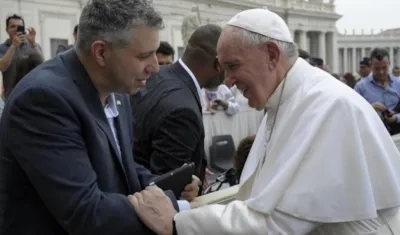 Evgeny Afineevsky saluda al Papa Francisco.