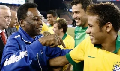 Pelé y Neymar se saludan antes de un amistoso. 