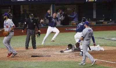 Randy Arozarena anotó la carrera del triunfo para Tampa Bay. 