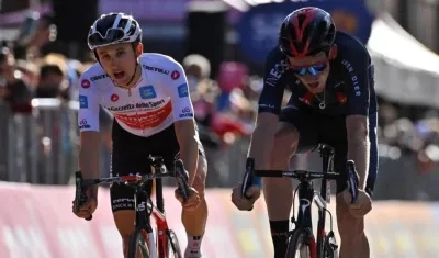 Tao Geoghegan Hart se impone en la meta a Jai Hindley.