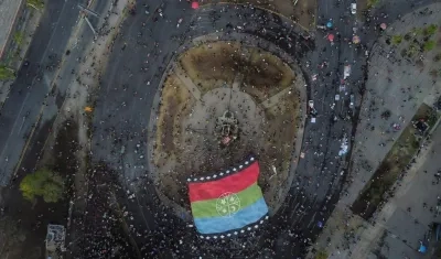Vista aérea que muestra a cientos de personas hoy en Chile esperando resultados del plebiscito.