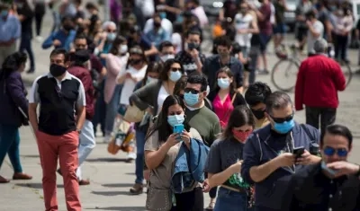 Chilenos acuden al Estadio Nacional, donde se habilitaron mesas de votación, para ejercer su derecho al voto en el plebiscito este domingo en Santiago (Chile).