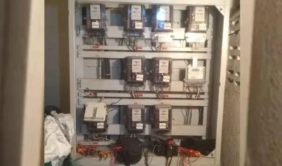 Foto de los medidores en el edificio donde hallaron las irregularidades.