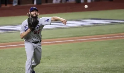 Clayton Kershaw lanza a primera. 