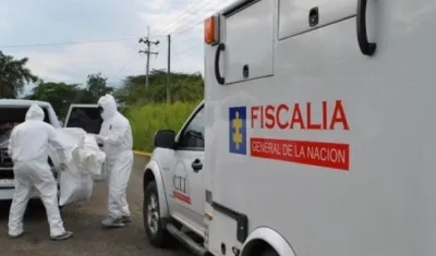 Las autoridades llegaron al sitio para la inspección de los cuerpos. 