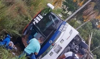 Este fue el bus volcado a la salida de Planeta Rica, Córdoba.
