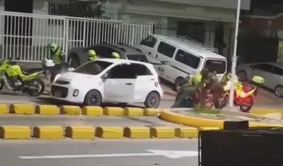 Momento en que se presentó la captura de los ocupantes del vehículo. 