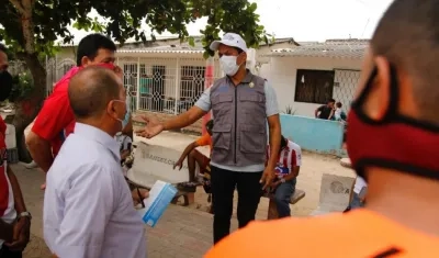 Funcionarios de la Alcaldía dialogando con la comunidad sobre los riesgos del Covid-19. 