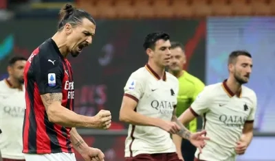 Zlatan Ibrahimovic, delantero del Milan, celebra su anotación. 