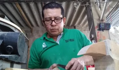 Jesús Orellano, en su taller de artesano.