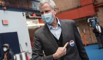 El alcalde Bill de Blasio muestra la pegatina que indica que ya votó en las elecciones presidenciales en Brooklyn, Nueva York. 