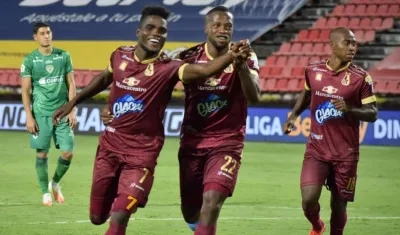 Andrey Estupiñán del Tolima celebra un gol. 