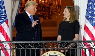 El presidente de EE.UU., Donald Trump y la jueza Amy Barrett.