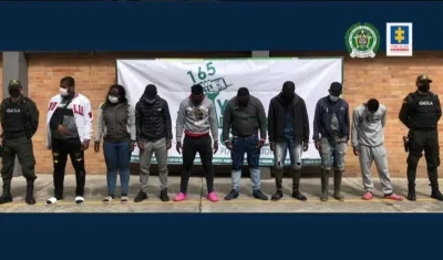 Los ocho capturados en el operativo por el Gaula de la Policía, en Bogotá. 