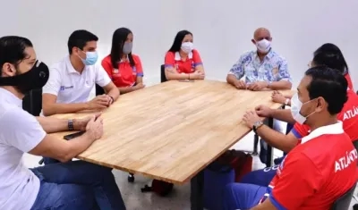 Integrantes del CCAD en reunión con Armando Segovia, director de Indeportes.