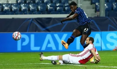 Duván Zapata marca el segundo gol de las acciones. 