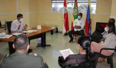 El alcalde de Malambo Rumenigge Monsalve reunido con sus secretarios.