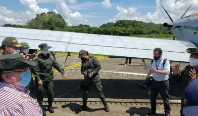 Ministro Carlos Holmes Trujillo supervisa aspersión aérea.