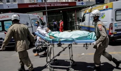 Pacientes son evacuados de uno de los pabellones del Hospital Federal de Bonsucesso, debido a un incendio.
