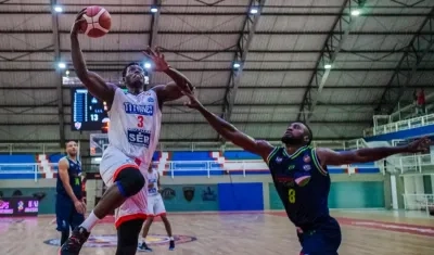 Juan Diego Tello, alero de los Titanes, anota una cesta. 