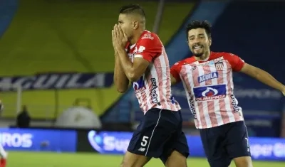 Larry Vásquez celebra su anotación ante Millonarios, con Sherman Cárdenas. 