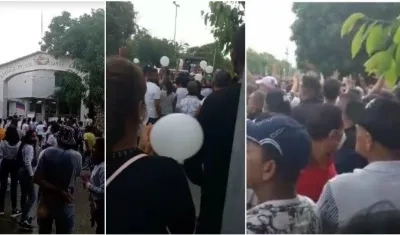 Familiares y amigos durante el sepelio del mecánico muerto.