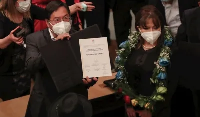 El Presidente electo en las elecciones generales de 2020, Luis Arce Catacora junto a su esposa Lourdes Brígida Durán, muestra la credencial de presidente electo de Bolivia hoy en La Paz (Bolivia). 