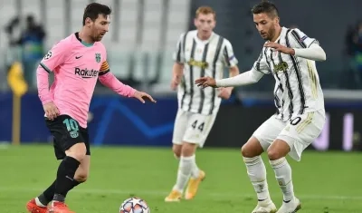 Lionel Messi encara a dos contrarios. 