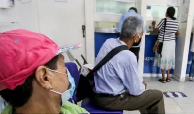 Adultos mayores reclamando incentivos y subsidios del Gobierno.