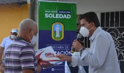 Entrega de los títulos de propiedad en el barrio Moras Occidente. 
