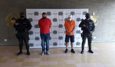 El intendente de la Policía Nacional, Álvaro Antonio Arredondo Castro, y Jairo Elver Urrego Osorio, pensionado del Magisterio.