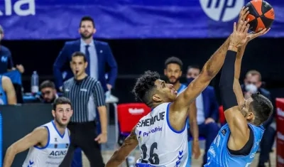 El pívot barranquillero Jaime Echenique tapona el lanzamiento del italiano Alessandro Gentile.