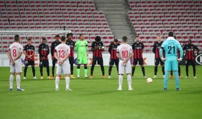 Los dos conjuntos hacen el homenaje a las víctimas. 