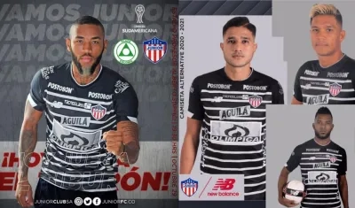 La nueva camiseta es negra, con líneas horizontales blancas. 