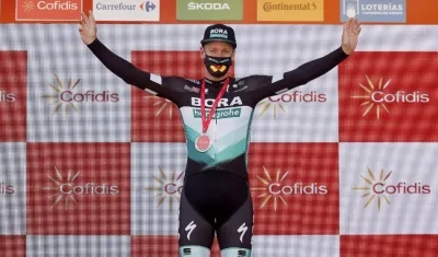 Pascal Ackerman festeja tras recibir el triunfo. 