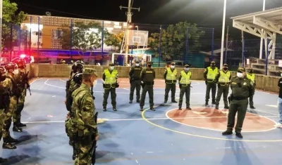 La Policía y el Ejército formaron en el Parque del barrio Las Moras.
