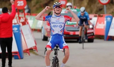 David Gaudu celebra su victoria en meta. 