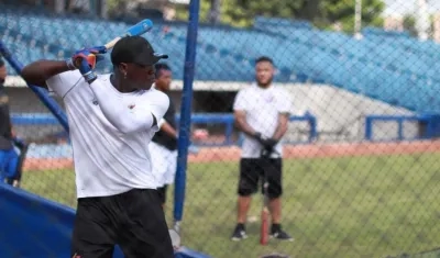 Dewin Pomare, pelotero de los Caimanes de Barranquilla, observado por el grandesligas Harold Ramírez.