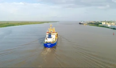La draga Hang Jun 5001 en el puerto de Barranquilla.