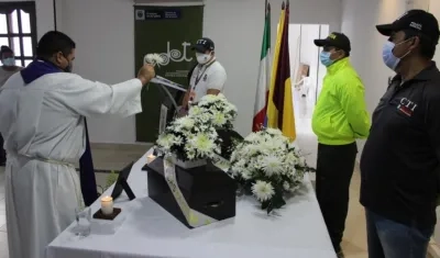 Entrega de restos óseos de víctimas de conflicto armado a sus familias.