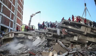 Un total de 17 edificios colapsaron en varios barrios de Esmirna.