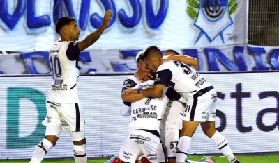 El colombiano Johan Carbonero festeja su gol con Gimnasia. 
