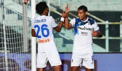 Luis Fernando Muriel recibe la felicitación de Johan Mojica. 