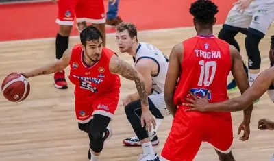 El argentino Salem Safar maneja la pelota. 