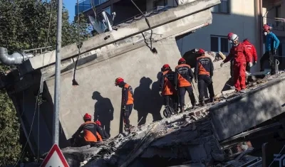 Los equipos consiguieron rescatar de los escombros a varias personas que llevaban más de 24 horas atrapadas.