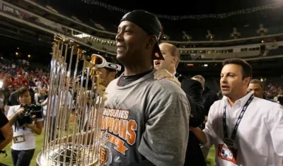 Édgar Rentería con el trofeo de la serie Mundial 2010. 