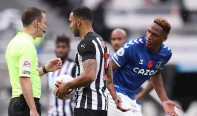 Yerry Mina recibe una reconvención del árbitro. 