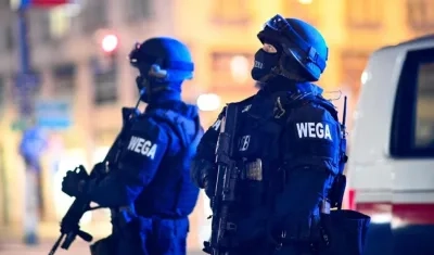 Varios policías en el centro de Viena, Austria. 